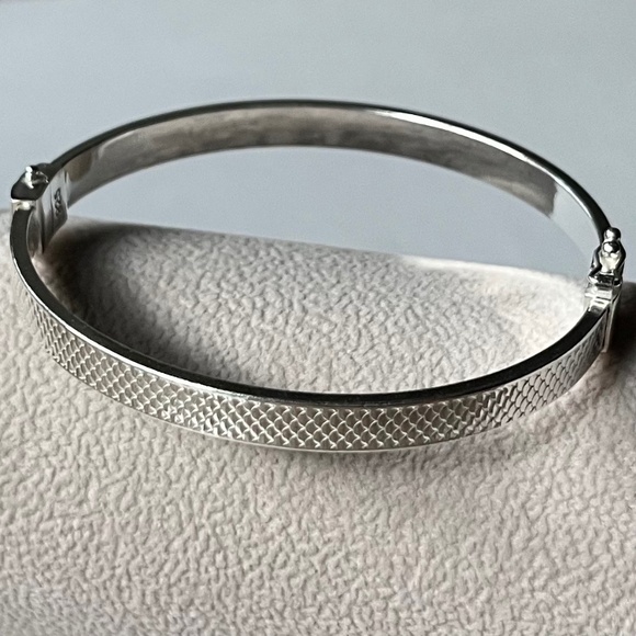 B005 | .925 Sterling Silver Textured Bangle Bracelet - Picture 1 of 8